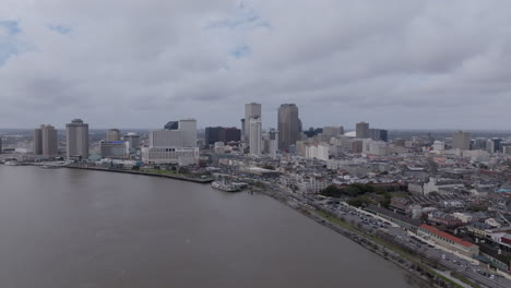 Imágenes-Aéreas-Volando-Sobre-El-Río-Mississippi-Hacia-El-Centro-De-Nueva-Orleans-En-Un-Día-Nublado