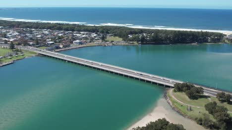 paralaje aéreo alrededor del puente de windang entre el lago illawarra y el océano pacífico