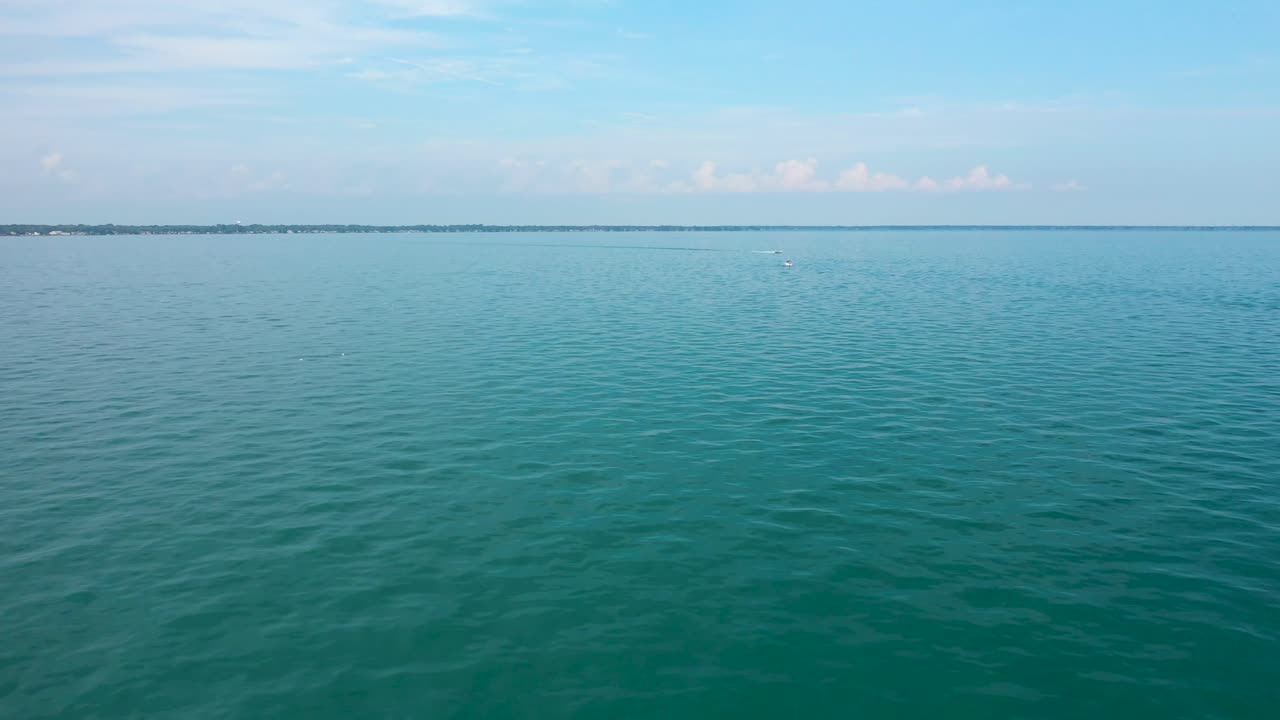 화창한 여름날 열린 물을 가로질러 순항하는 보트