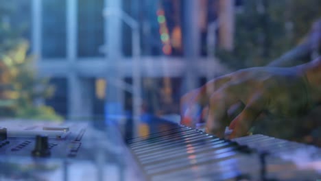 Animación-De-Tráfico-Borroso-Sobre-Una-Mujer-Caucásica-Tocando-El-Piano