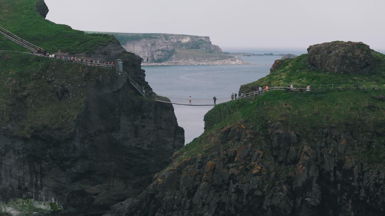 tiro en círculo de carrick-a-rede puente de cuerda y acantilados
