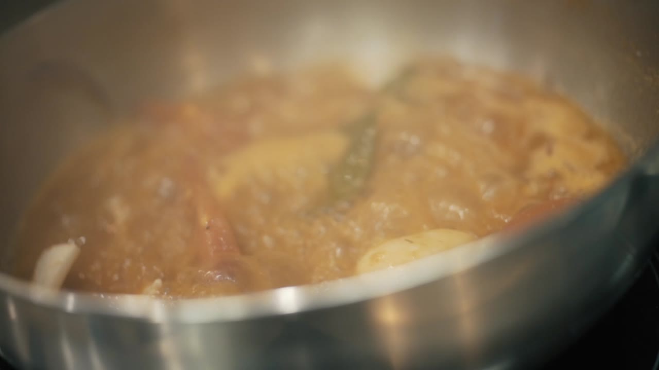 preparando una sopa de mariscos tailandesa