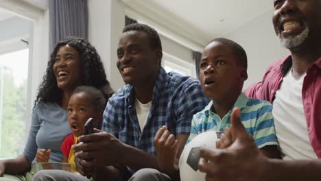 Feliz-Familia-Afroamericana-Animando-Mientras-Ve-El-Partido-En-La-Televisión