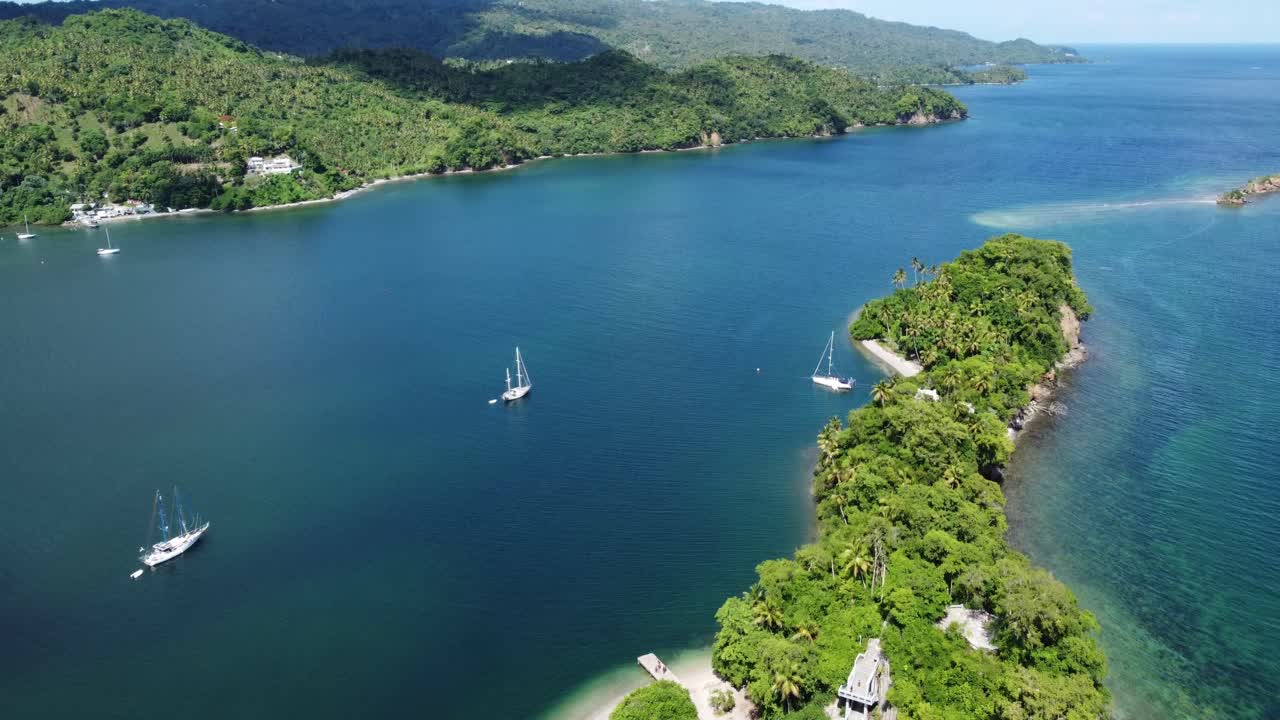 Vista aérea das pontes emblemáticas conectando as pequenas ilhas Cayo Linares e Cayo Vigia na baía de Samaná na República Dominicana