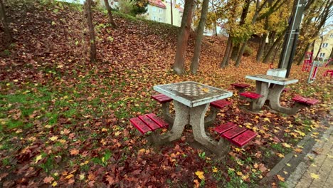 Mesas-De-Ajedrez-En-El-Parque-Durante-La-Temporada-De-Otoño