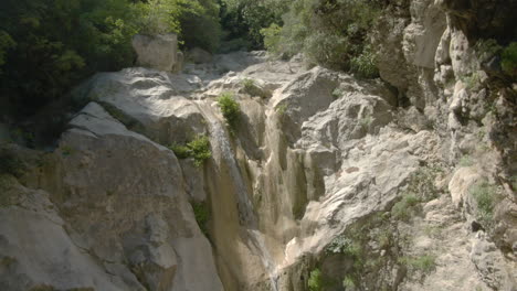 toma de drone ascendente de la cascada dimosari en lefkada