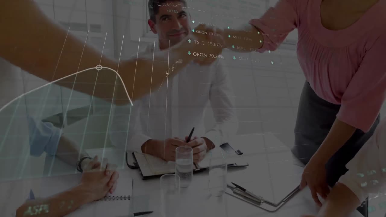 animación del procesamiento de datos sobre el apretón de manos de una mujer de negocios