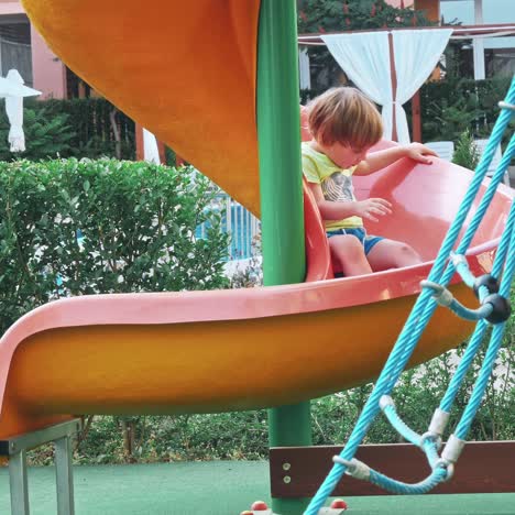 niño que se divierte jugando en el patio de recreo de los niños