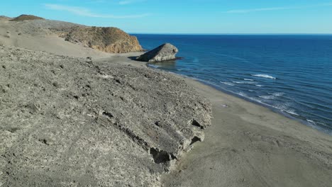 Playa-Monsul-Y-Acantilados-Volcánicos-En-Cabo-De-Gata,-Almería,-Andalucía,-España---Antena-4k