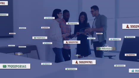 Animación-De-Notificaciones-De-Redes-Sociales-Sobre-Diversos-Colegas-Hablando-En-Una-Oficina-Informal