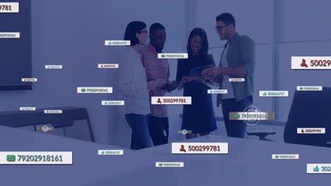 animación de notificaciones de redes sociales sobre diversos colegas hablando en una oficina casual