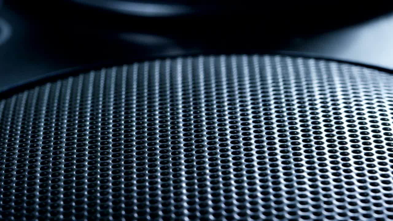 encuadramiento macro o close up de un estéreo con un diseño elegante y con los altavoces y subwoofer para un sonido óptimo para ajustar el volumen de la música y el ecualizador.