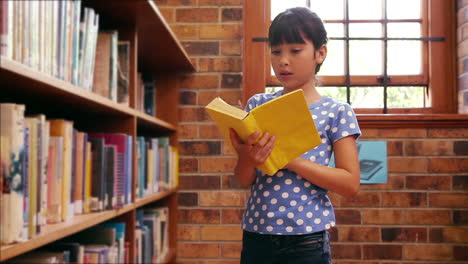 alumno tomando un libro de la estantería de la biblioteca