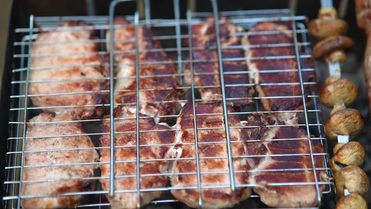 deliciosa carne a la parrilla en salchichas y parrilla