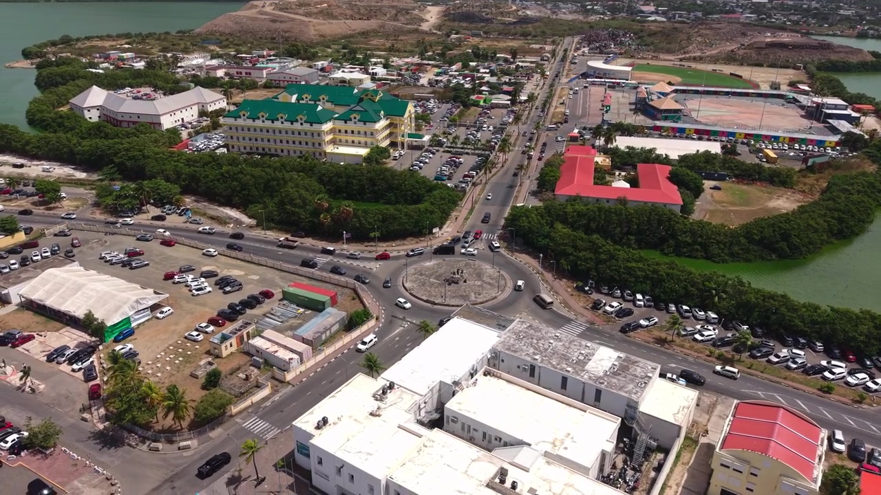 Ripresa con drone di Philipsburg, isola di St. Maarten, traffico e edificio governativo vicino al Great Salt Pond.