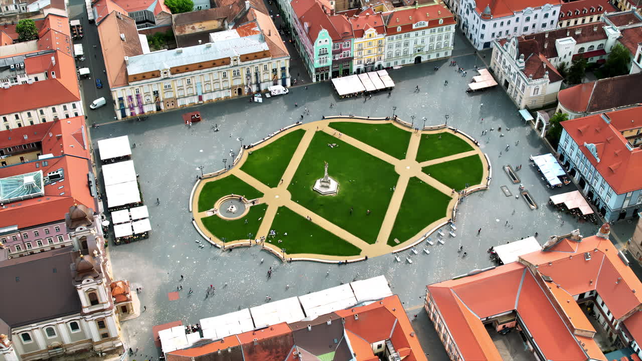 Luchtfoto met een drone van Timișoara, Roemenië. Uitzicht op het stadscentrum, het Unirii-plein met mensen en diverse historische gebouwen eromheen