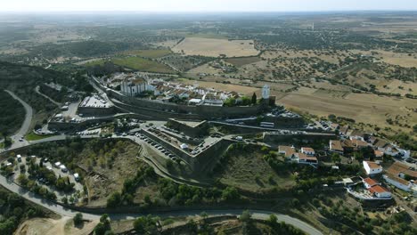 acercamiento aéreo de 4k a la antigua aldea de monsaraz, portugal