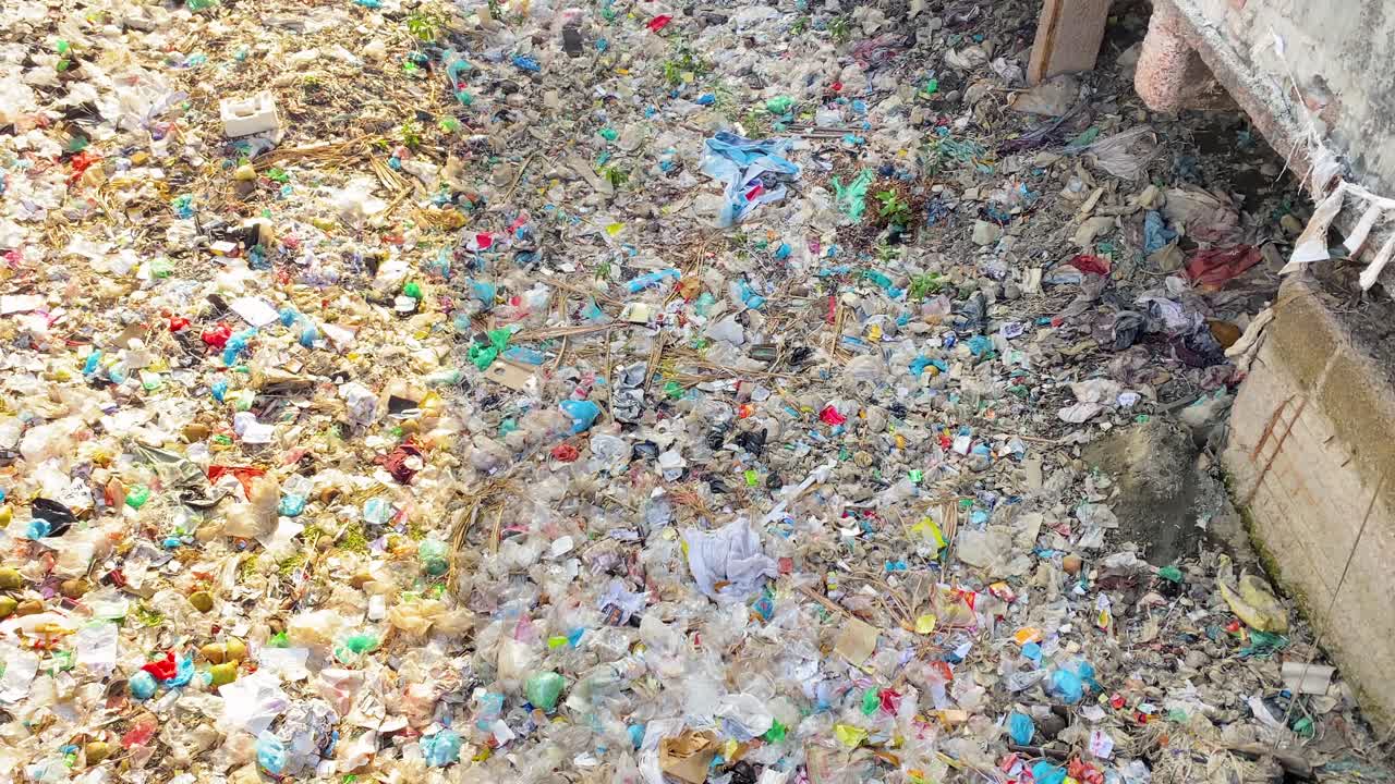 쓰레기 쓰레기로 가득 찬 하천. 환경 오염