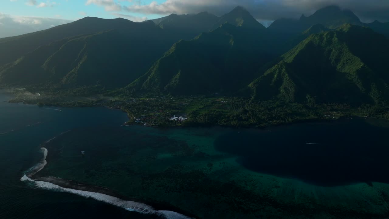 해가 지는 마지막 날, 산꼭대기들이 아오르며, 바위들이 바다를 떠다니며, 물결이 어오르는 채널, 티하푸의 물결, 타히티, 프랑스령 폴리네시아, 공중 드론 뷰, 놀라운 섬 풍경, 무레아, 보라, 파페테, 포워드, 업.