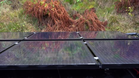 fuertes lluvias en la instalación de paneles solares y baja producción de electricidad - paneles de circuito de silicio instalados en la azotea de una casa privada - estática