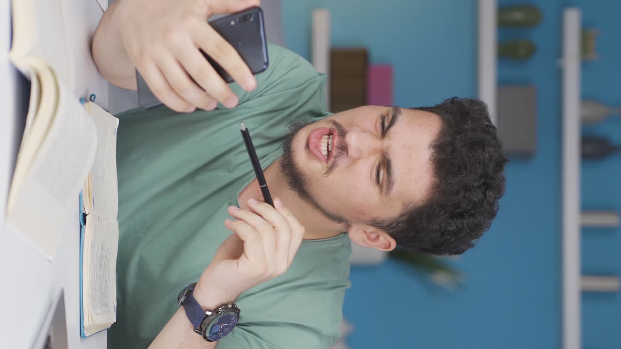 vídeo vertical de un estudiante masculino hablador.