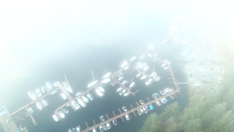 Aerial-Riser-Schuss-Von-Deep-Cove-Marina-Im-Nebel-Im-Norden-Von-Vancouver