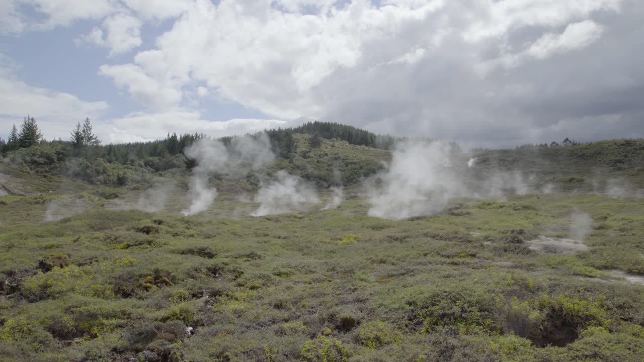 una toma amplia de la actividad térmica proveniente del suelo en los cráteres de la luna en taupo, nz