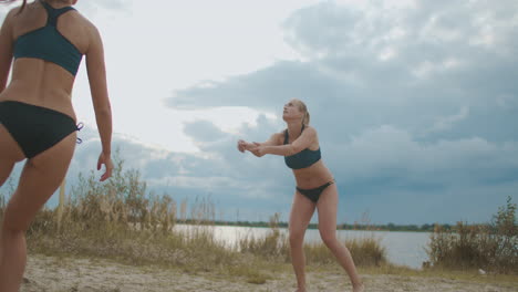 Campeonato-De-Voleibol-De-Playa-Entre-Mujeres-Jugadoras-Delgadas-Saltan-Y-Se-Pasan-La-Pelota-Entre-Sí