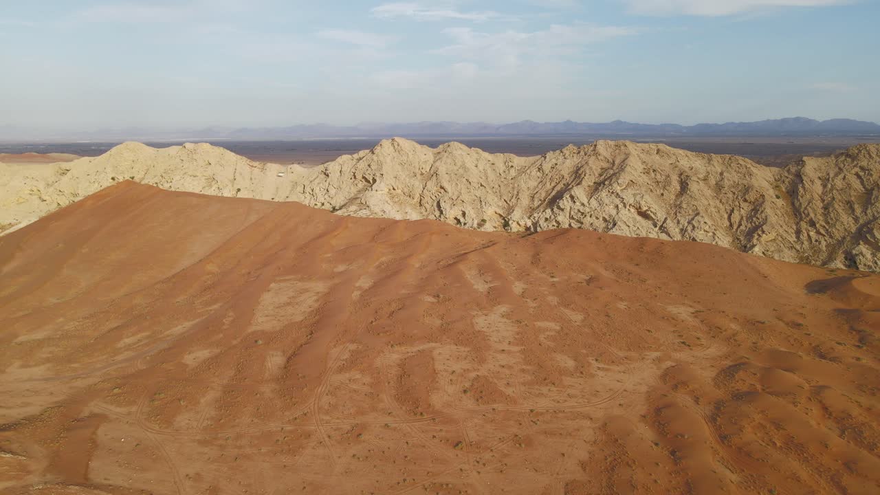 uae의 al faya 산맥 풍경, 백그라운드에서 sharjah의 칼바 산맥, al faya 사막, 아랍 에미레이트 항공의 공중 전망