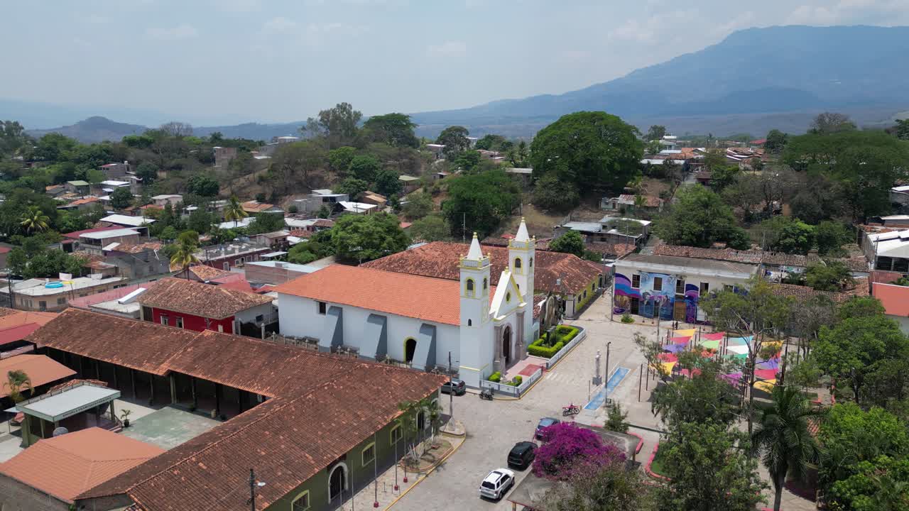 Visão aérea das ruas coloniais e da igreja em Cantarranas, Honduras: turismo cultural autêntico