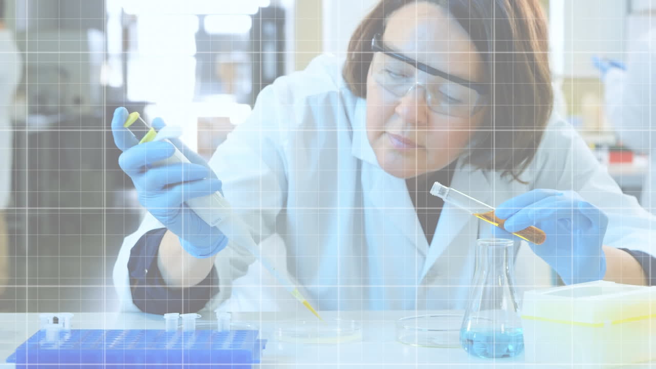 animación de pastillas que caen y diagramas sobre una doctora caucásica haciendo muestras en el laboratorio