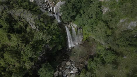 Vista-Aérea-De-La-Cascada-En-Medio-Del-Bosque-En-Kulekhani,-Nepal.