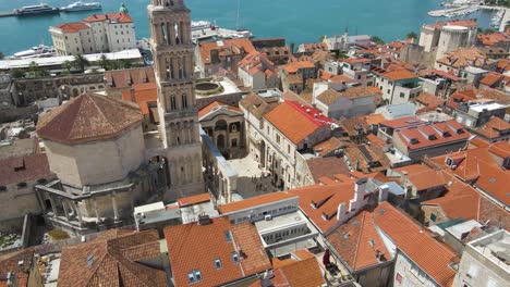 Touristen-Besuchen-Die-Kathedrale-Des-Heiligen-Domnius-Und-Das-Vestibul-Im-Diokletianpalast,-Split,-Kroatien