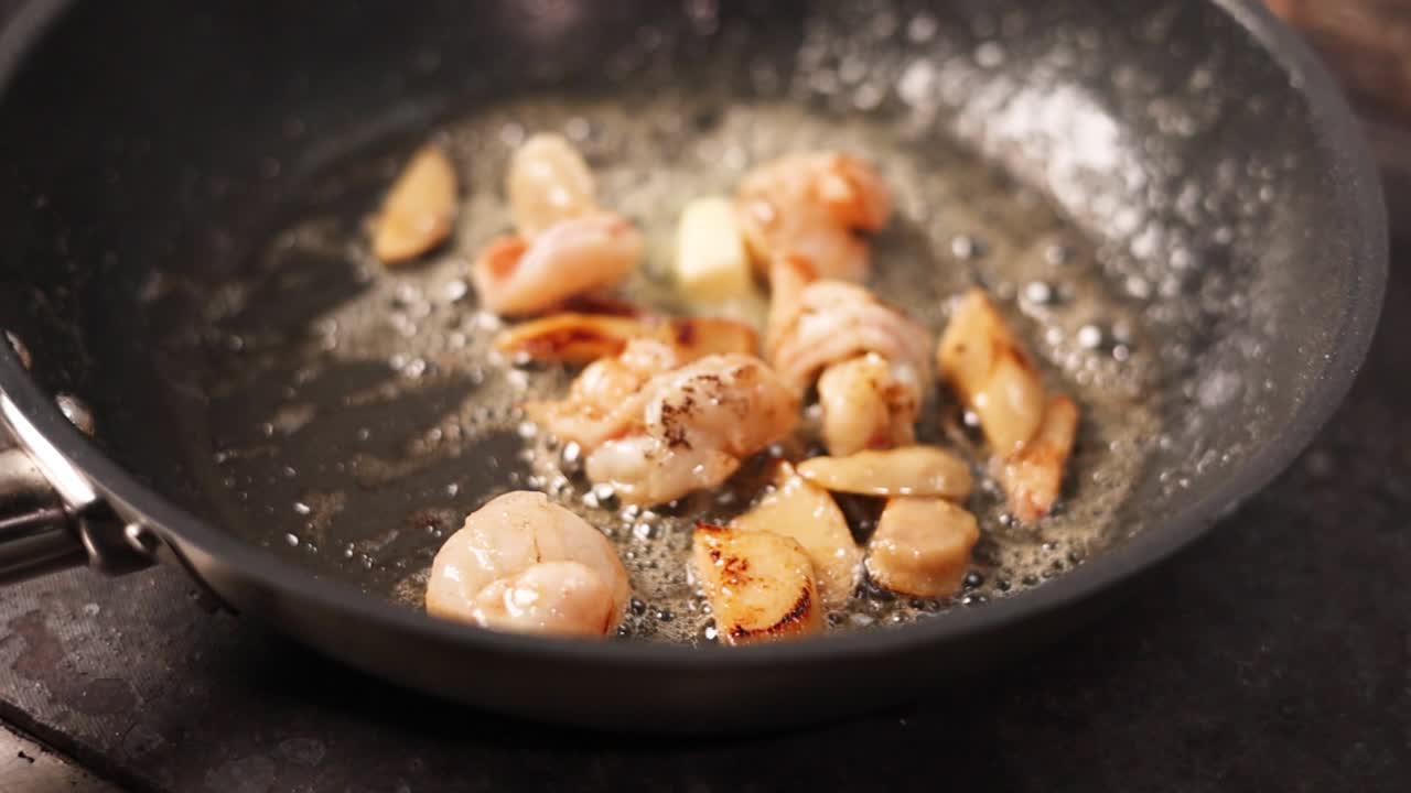 freír mariscos y verduras en una sartén