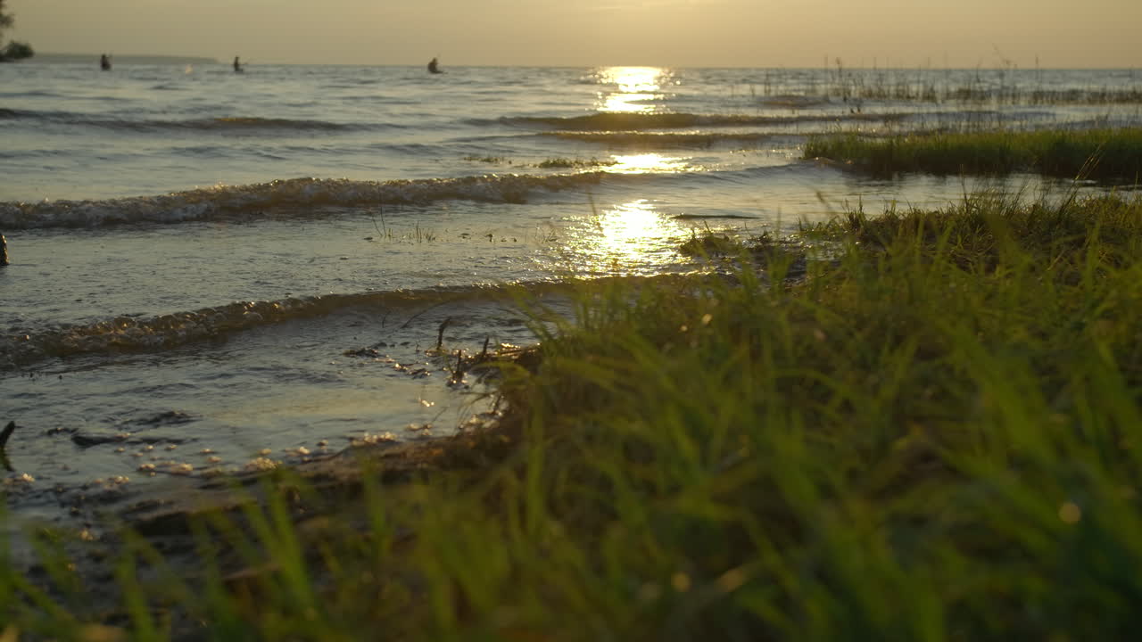 카야크 타는 사람 들 과 함께 호수 에서 해가 지는 것