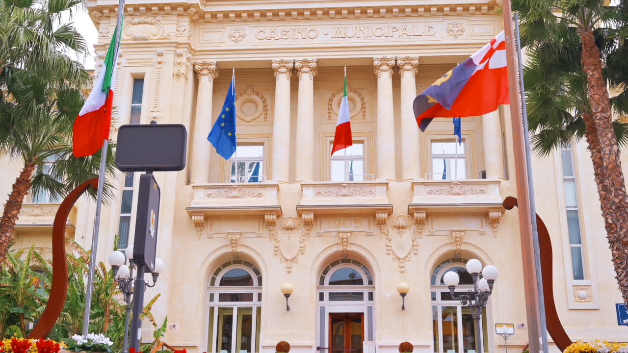 Entrata del Casinò Municipale con scale e bandiere a Sanremo, Italia