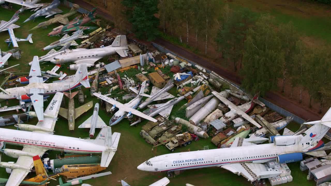 Collezione di aerei abbandonati presso il parco aeronautico, Zruc Senec, Repubblica Ceca.