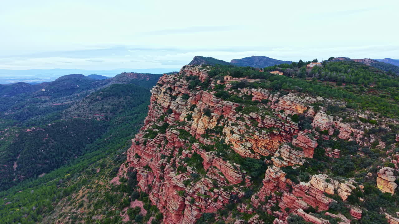 Vista montana con scogliere rocciose e vegetazione verde in un paesaggio naturale in una zona remota durante le ore diurne