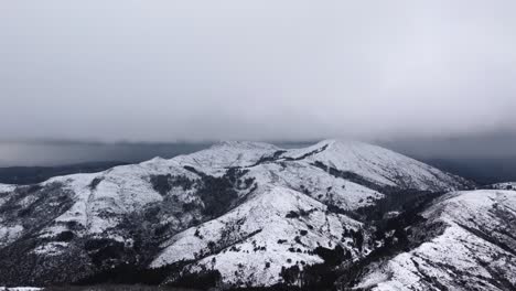 Bergkette-Bedeckt-Mit-Weißem-Schnee,-Bedeckter-Schneefall,-Gründer,-Luft