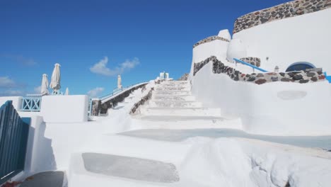 subiendo las escaleras de las calles de oia, santorini