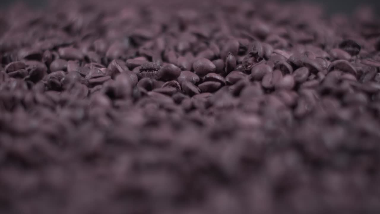 Vídeo abstrato macro de grãos de café caindo
