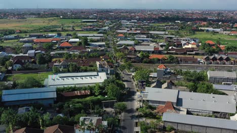 Paisaje-Aéreo-De-Un-Largo-Camino-Y-Sin-Tráfico-En-Bali-Indonesia-Durante-El-Día-Soleado