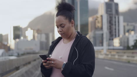 una mujer de talla grande usando un teléfono.