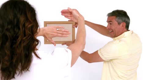 una pareja adulta puso un nuevo espejo.