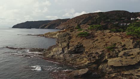disparo de drones volando a lo largo de la costa en la península de cap de creus en españa