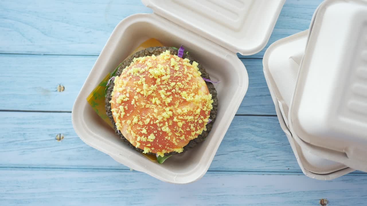 deliciosa hamburguesa casera en un recipiente desechable
