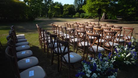 Stühle-Mit-Blumenschmuck-Geschmückt-Sind-Elegant-Für-Den-Hochzeitsempfang-Arrangiert