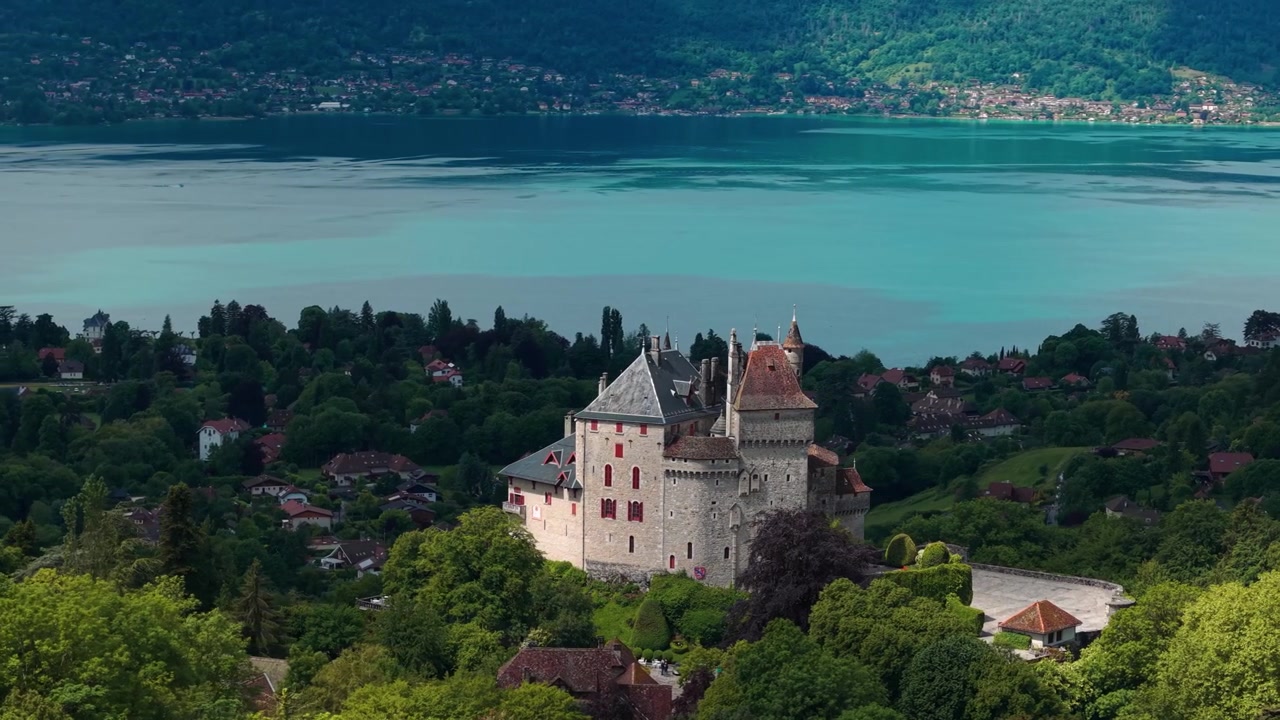 Ripresa aerea intorno al Castello di Menthon Saint Bernard in una giornata di sole vicino al lago di Annecy, dipartimento dell'Alta Savoia, regione Alvernia-Rodano-Alpi, Francia
