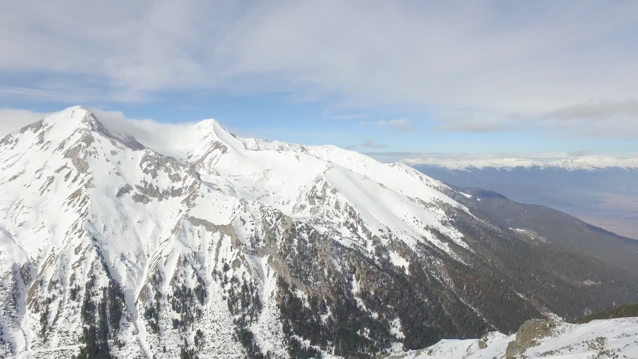 снежные горные вершины и пешеходные приключения