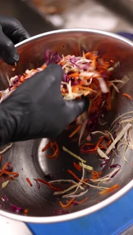 preparando una colorida ensalada de verduras